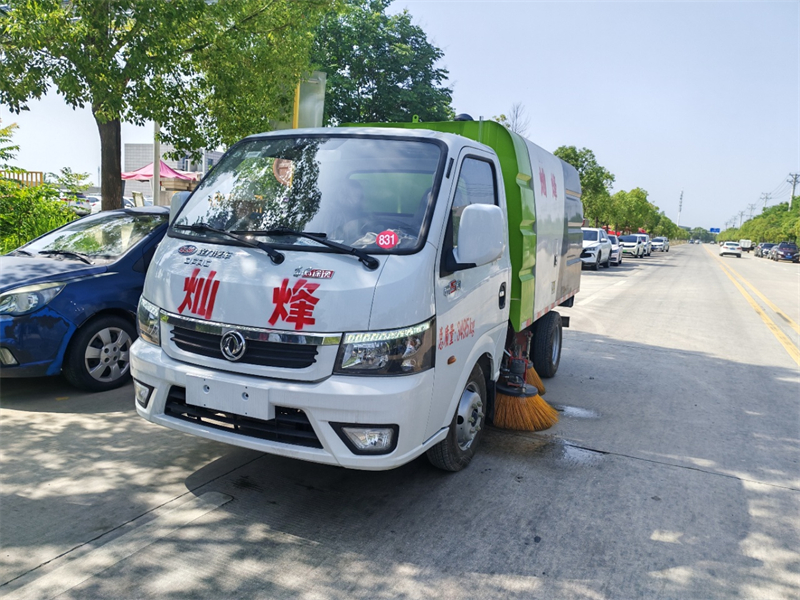 新回来一台25吨勾臂垃圾车和一台蓝牌扫路车，可租可售