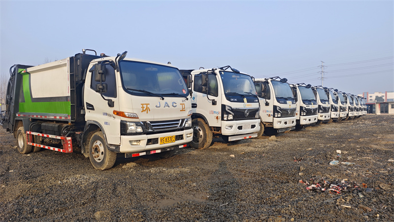 紧急补充车源，又一批8吨12吨压缩垃圾车到场!!